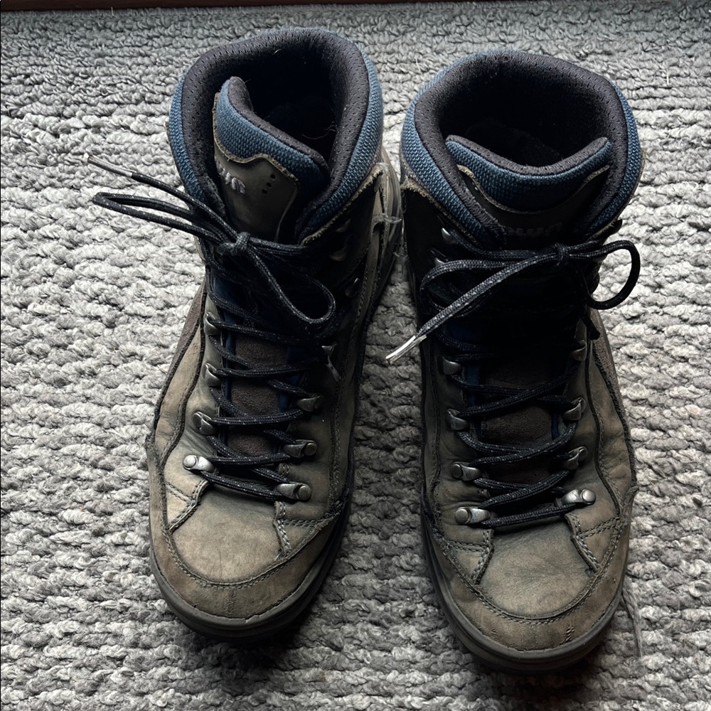 LOWA Renagade GTX Mid Women’s 10 Med Hiking Boots